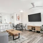 \'The Sand Dollar\' Central Cairns Chic Studio