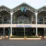Stunning Coastal 3 Bedroom Apartment In Cairns Cbd