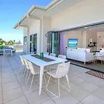 Cairns North 4-Bed With Outdoor Dining & Pool