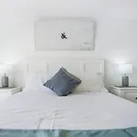 Cairns Central Getaway - A Sleek City Studio