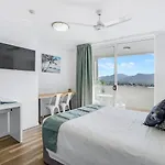 Cairns Central Getaway - A Sleek City Studio