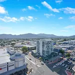 Cairns Central Getaway - A Sleek City Studio