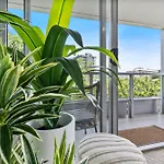 Coastal Harbour Lights -Pool Gym & Prime Location