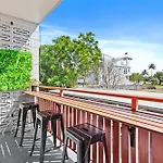 Modern Apartment With Esplanade Views Near The Hospital