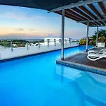 Panoramic Views 3Br Cairns City Apartment