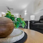 Cozy 3-Bedroom Oasis With Pool Access In Cairns