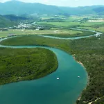 Cairns / Stratford Tropical Apartment