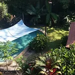 Cairns / Stratford Tropical Apartment