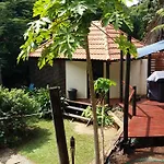 Cairns / Stratford Tropical Apartment