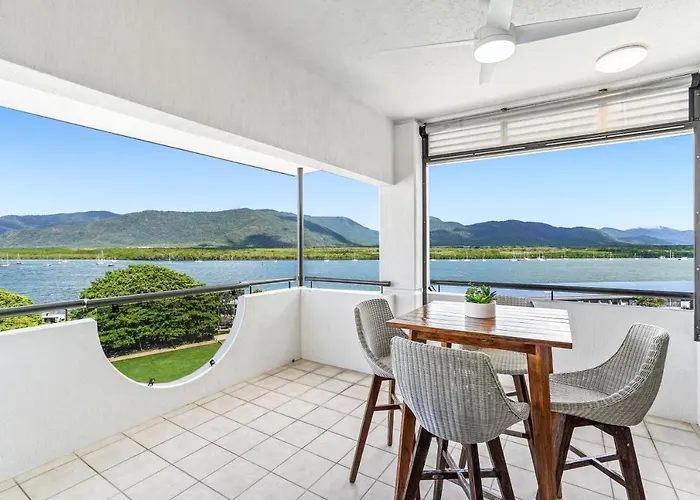 Belle Escapes - Luxury Cairns Penthouse With Ocean Views \