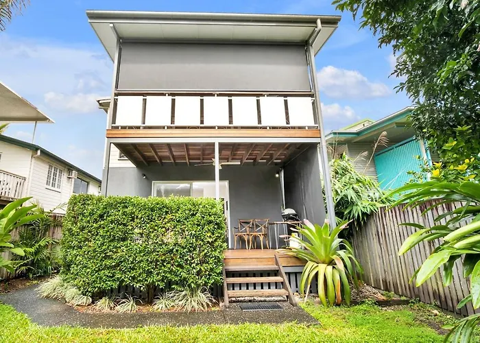 Modern Meets Tropical In This Free-Standing Home