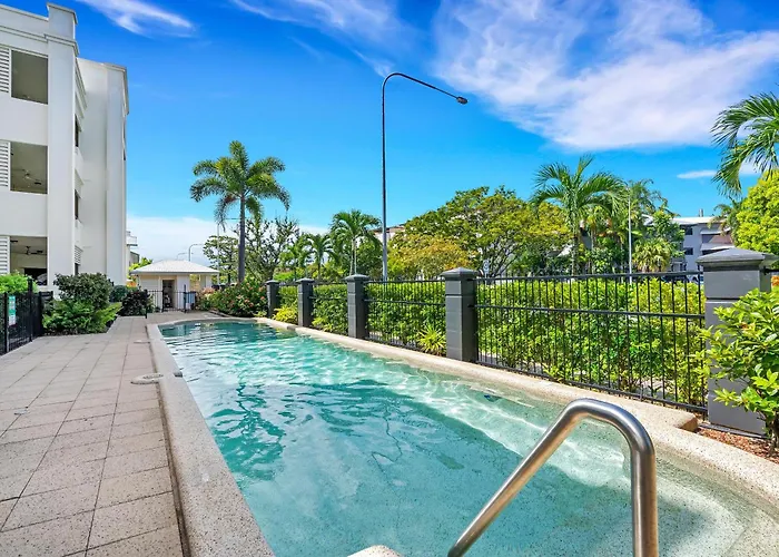 Cozy 3-Bedroom Oasis With Pool Access In Cairns