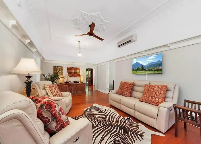 Masterfully Restored Queenslander Near Esplanade