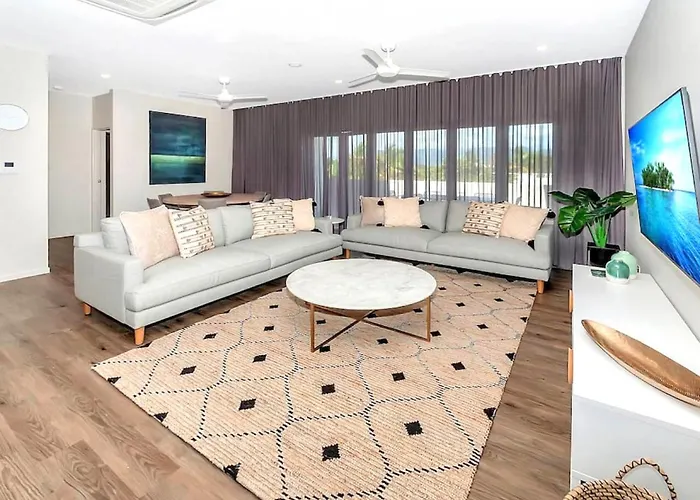 Cairns North 4-Bed With Outdoor Dining & Pool