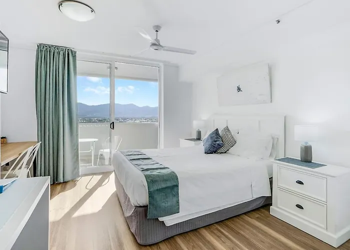 Cairns Central Getaway - A Sleek City Studio