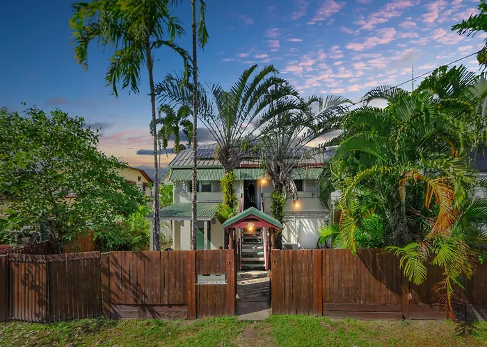 6 Bedroom 3 Bathroom Apartment Cairns Central