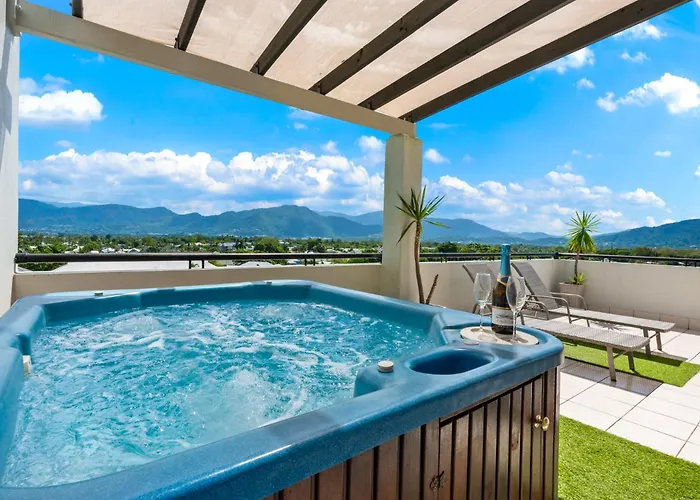 Cairns Penthouse - Private Rooftop Outdoor Gym, Spa & Tv Area With Sunset & Mountain Views
