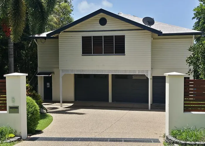 Cairns / Stratford Tropical Apartment