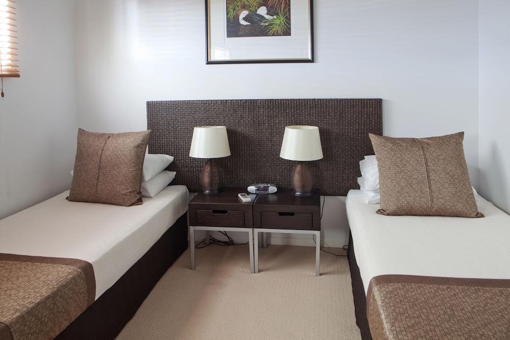 Waters Edge Aparthotel 5*