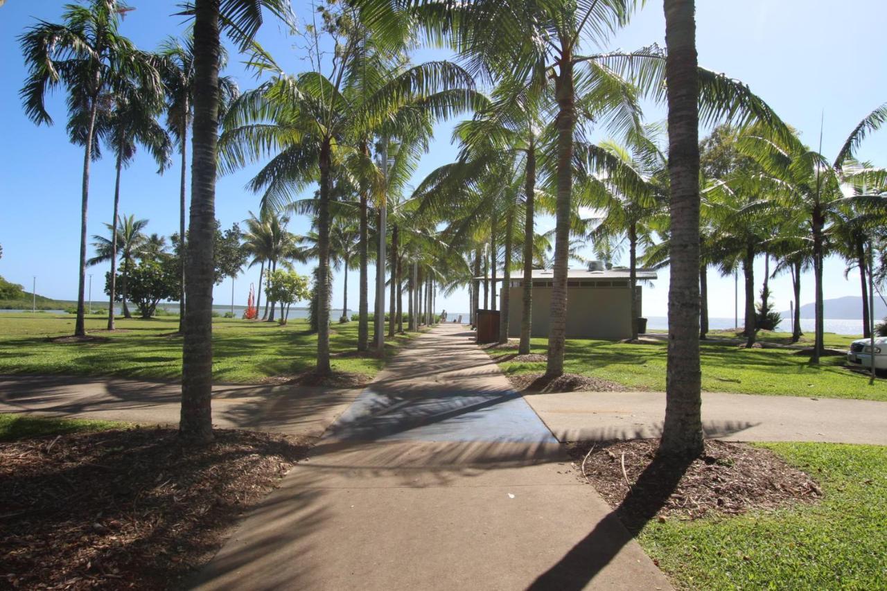 Luxury Pool Side In Beachfront * Cairns
