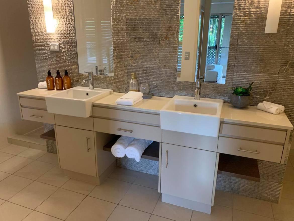 Living With Private Pool Sleeps 8 *