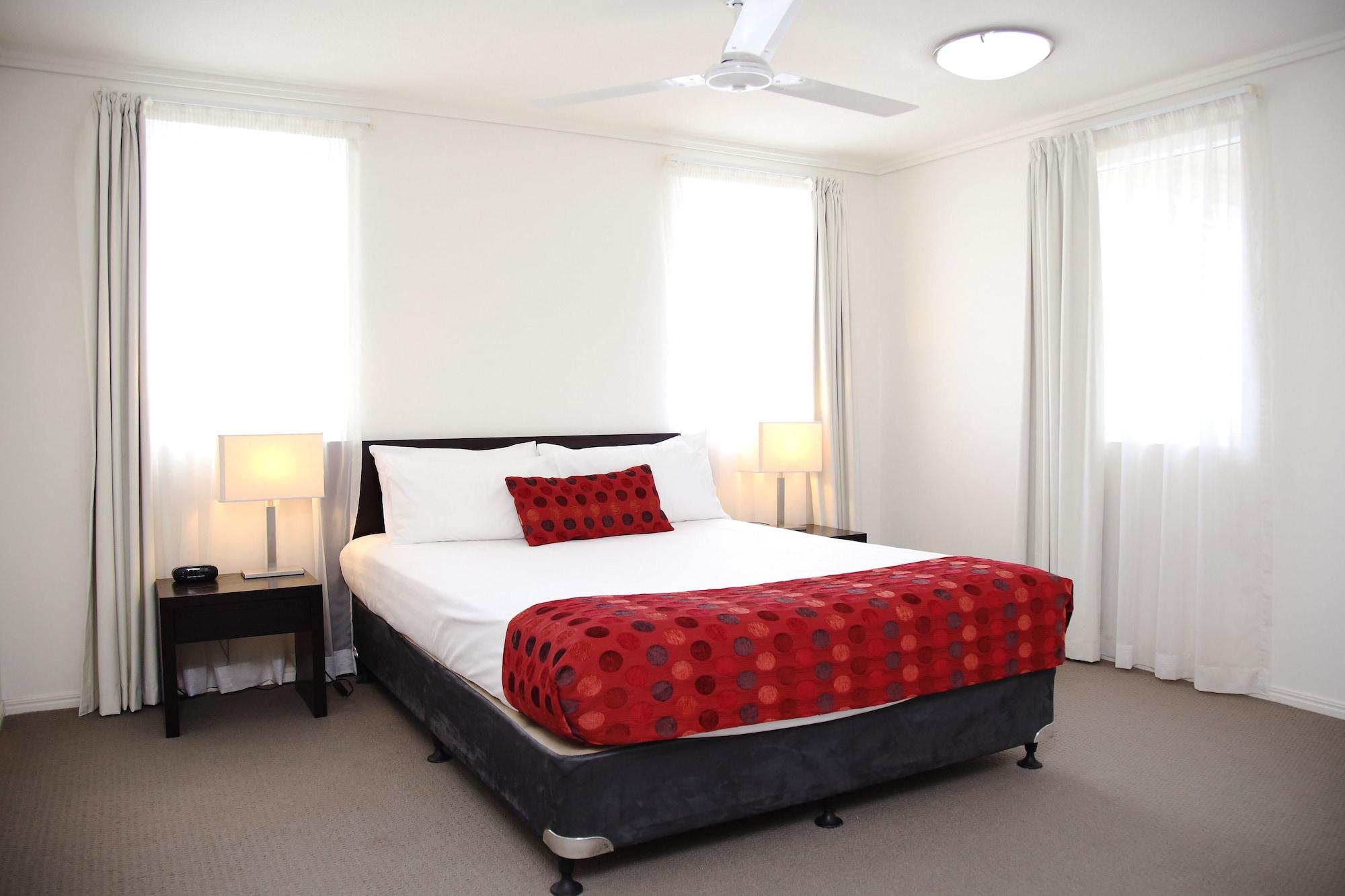 Plaza Official Aparthotel 4*