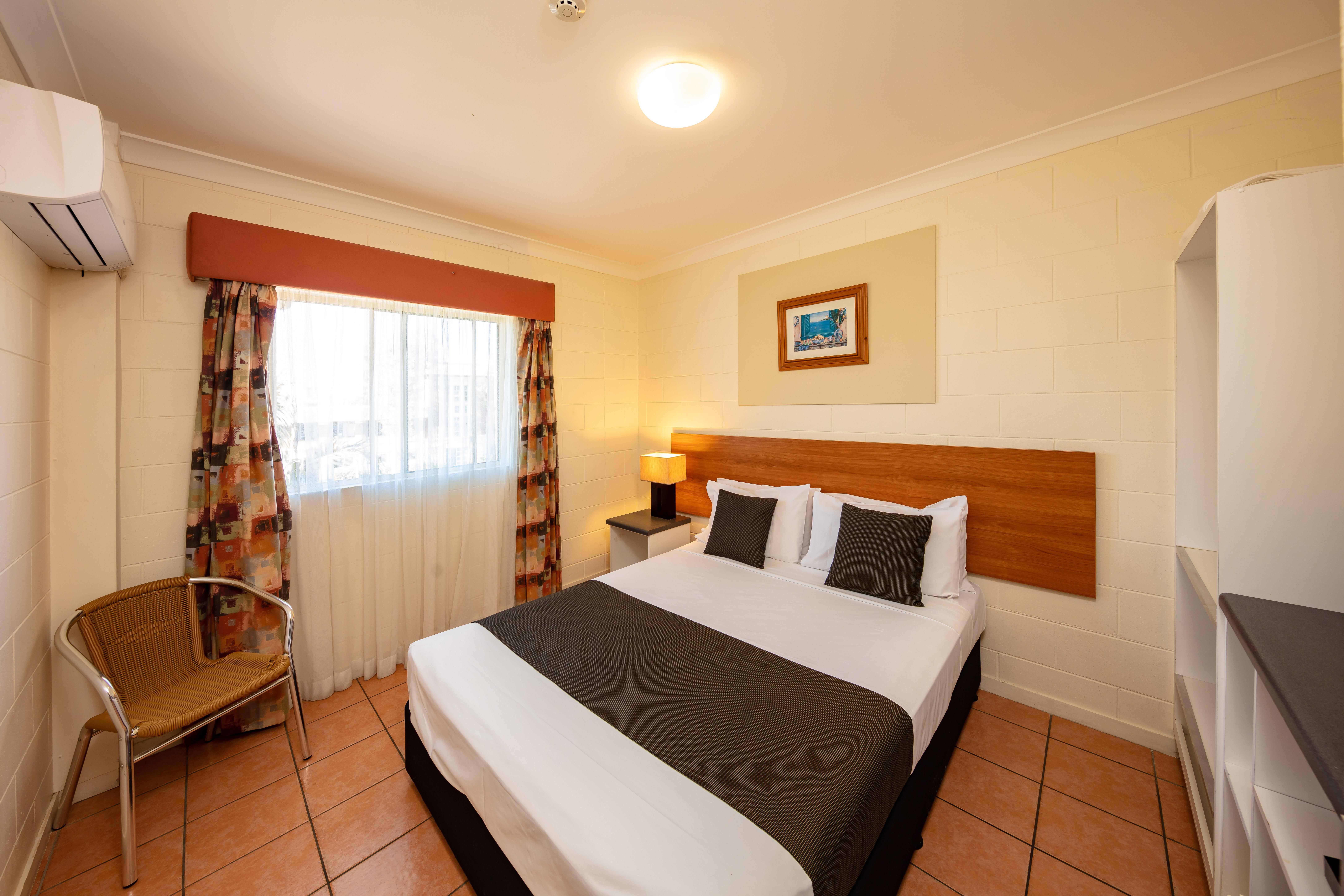 Motel Queens Court 3*