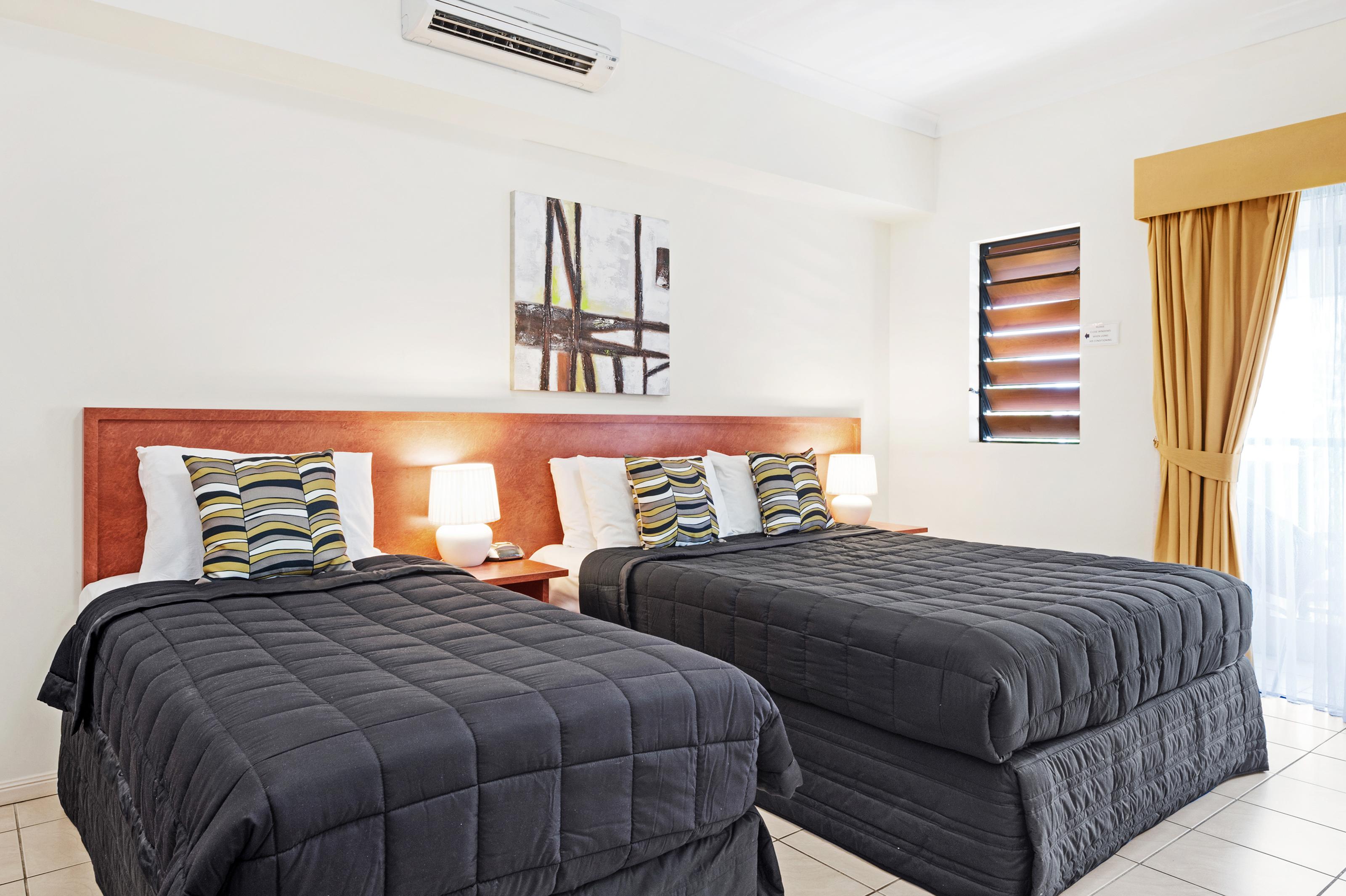 Queens Court 3*