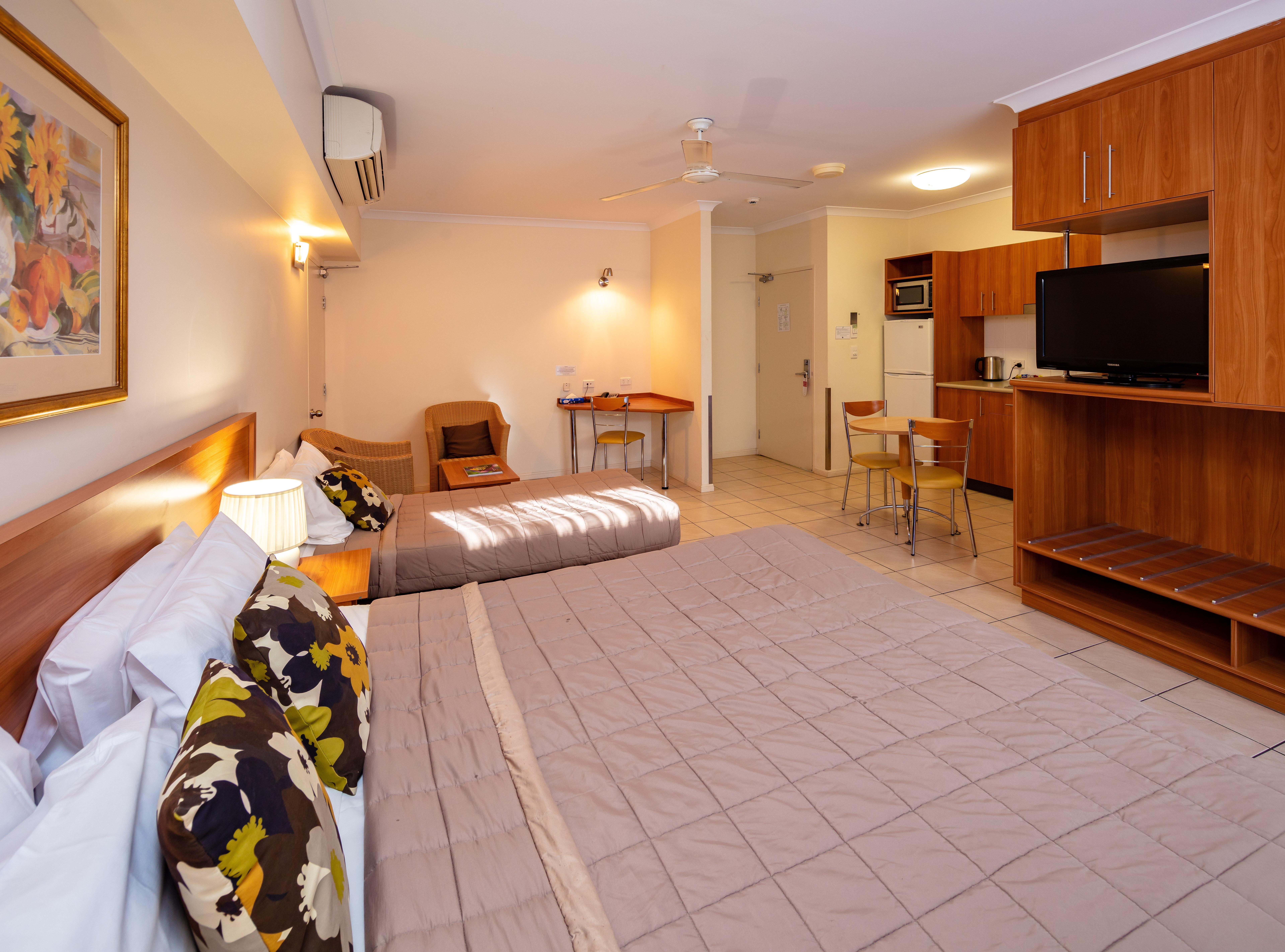 Motel Queens Court 3*