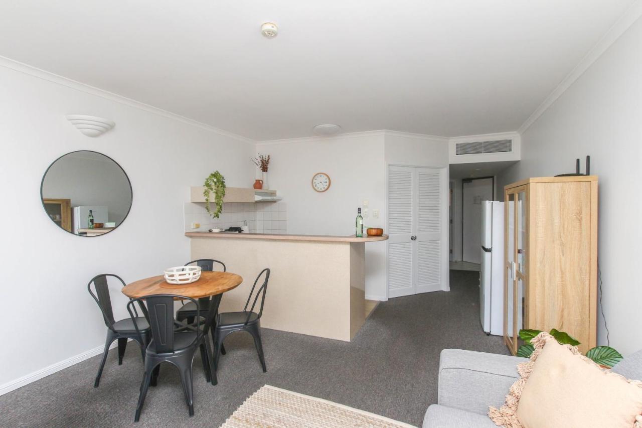 Inner One Bedroom With Pool View 22 Apartment