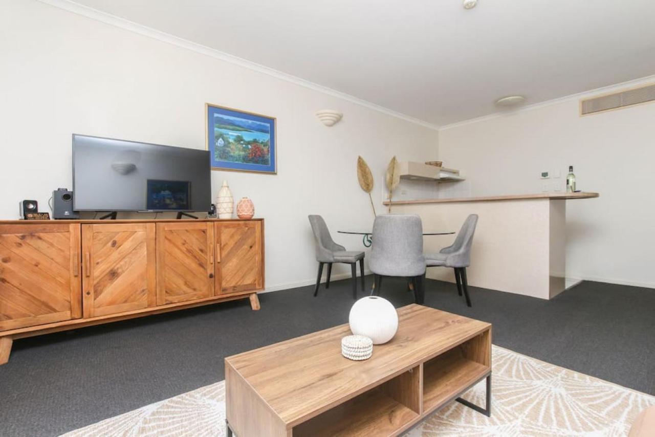 Inner One Bedroom 13 Apartment *