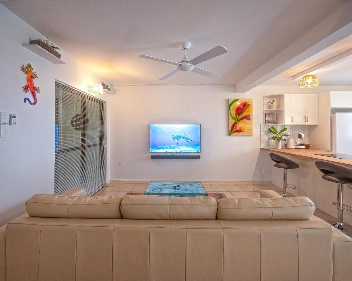 Apartment Entertainer On Martyn Cairns