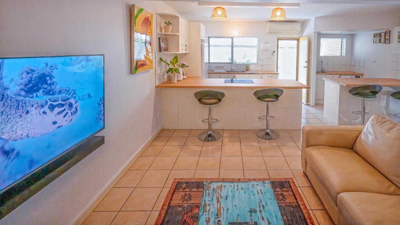 Entertainer On Martyn Apartment