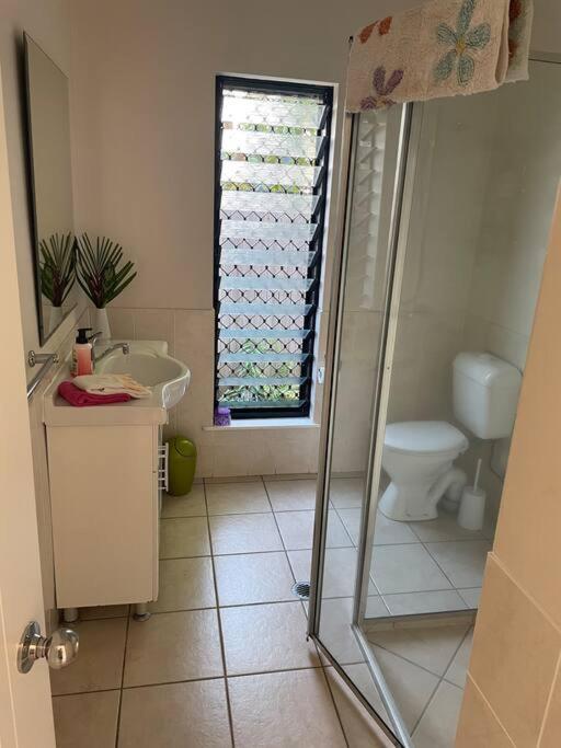 Centre, Tropical Home, Minutes Walk To Shops. Apartment