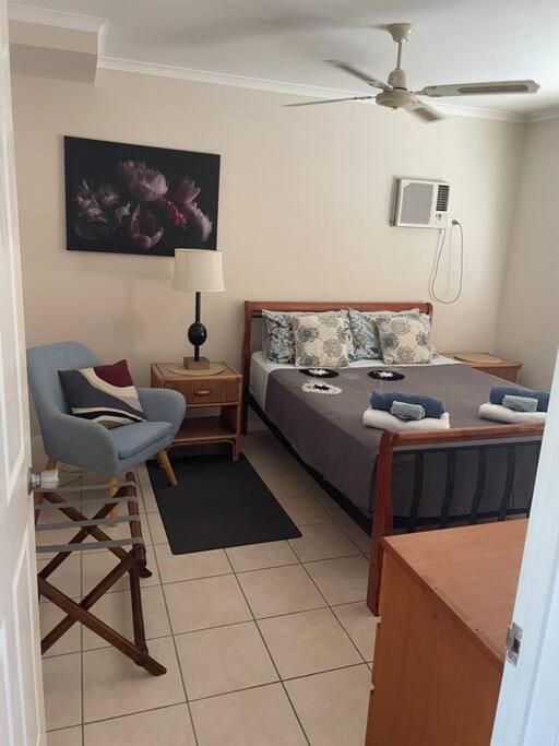 Centre, Tropical Home, Minutes Walk To Shops. Cairns