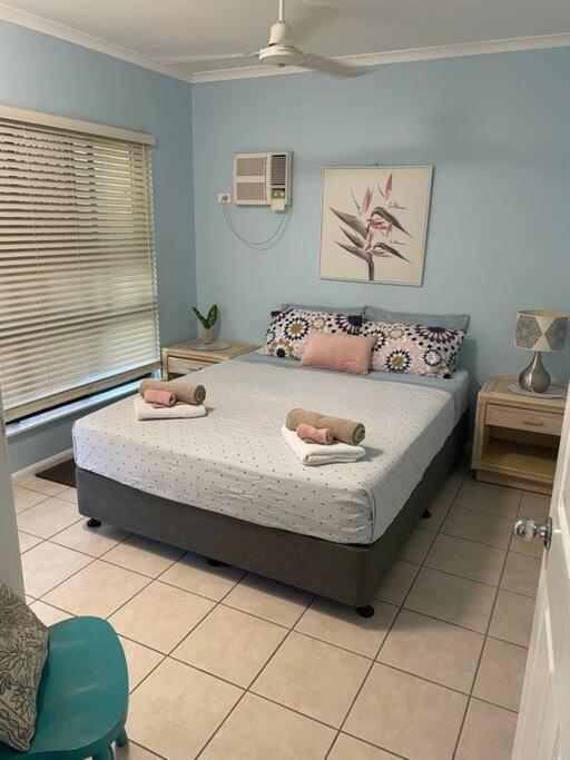 Apartment Centre, Tropical Home, Minutes Walk To Shops. Cairns