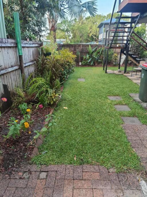 Centre, Tropical Home, Minutes Walk To Shops. *