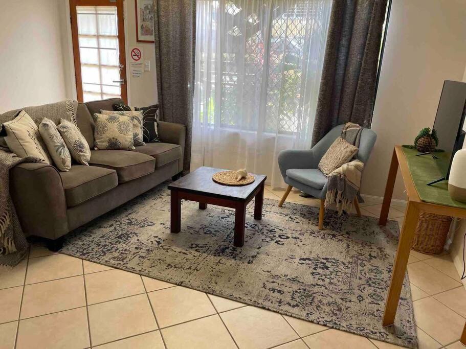 Apartment Centre, Tropical Home, Minutes Walk To Shops. *