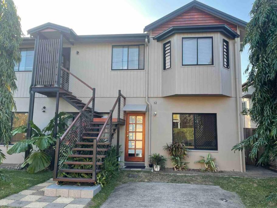 Centre, Tropical Home, Minutes Walk To Shops.
