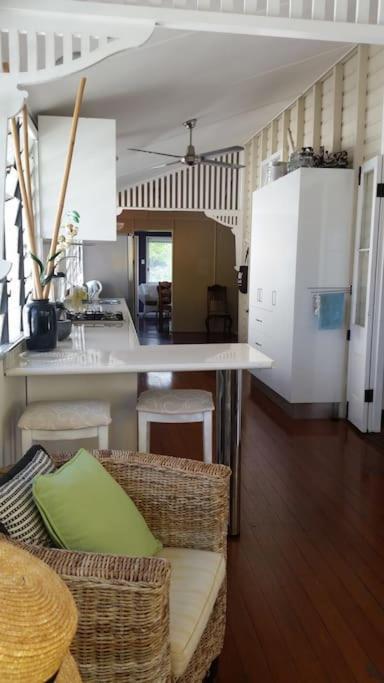 Charming Queeenslander In Centre Apartment