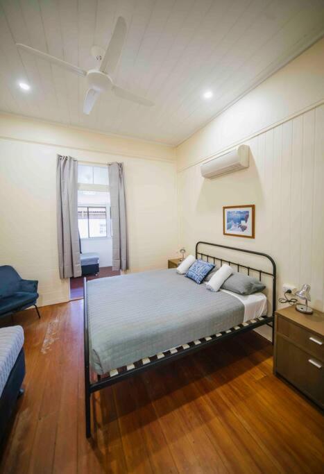6 Bedroom + 2 Bath //