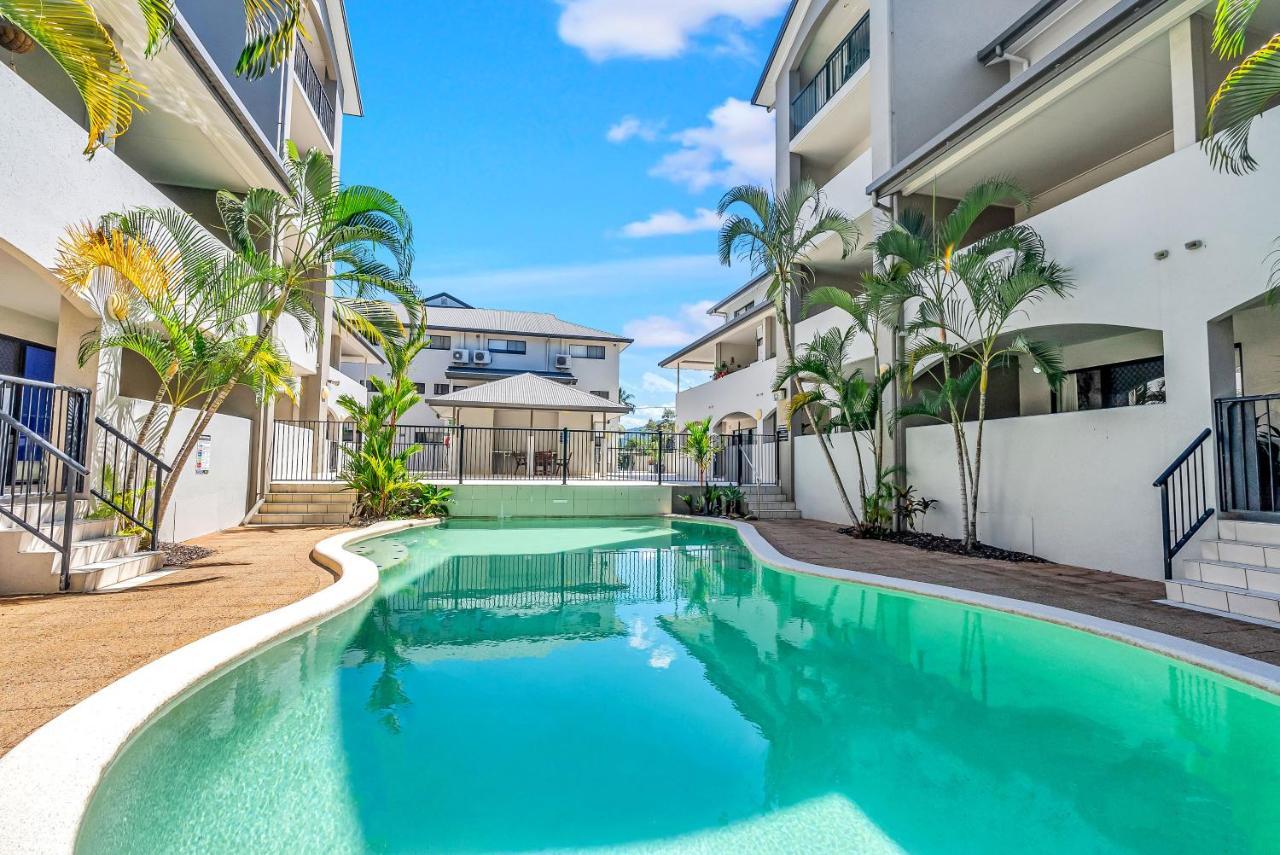 Apartment Poolside On Martyn