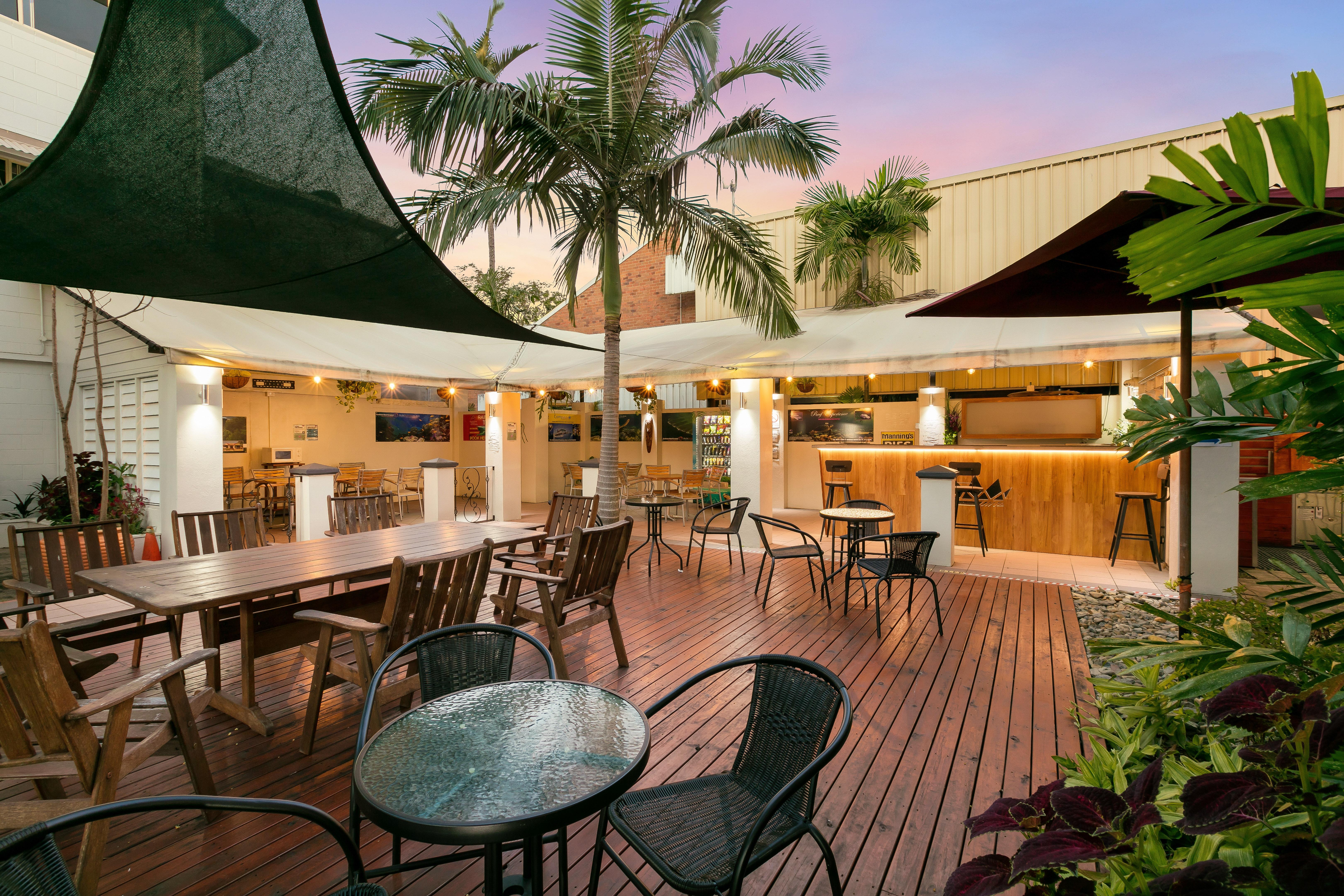 Queens Court 3*