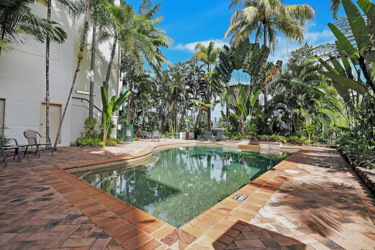 Unique Tropic Escape 111 *