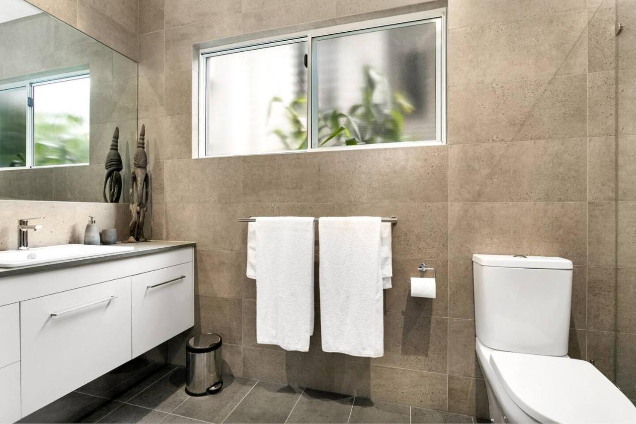 Modern Meets Tropical In Free-standing Cairns