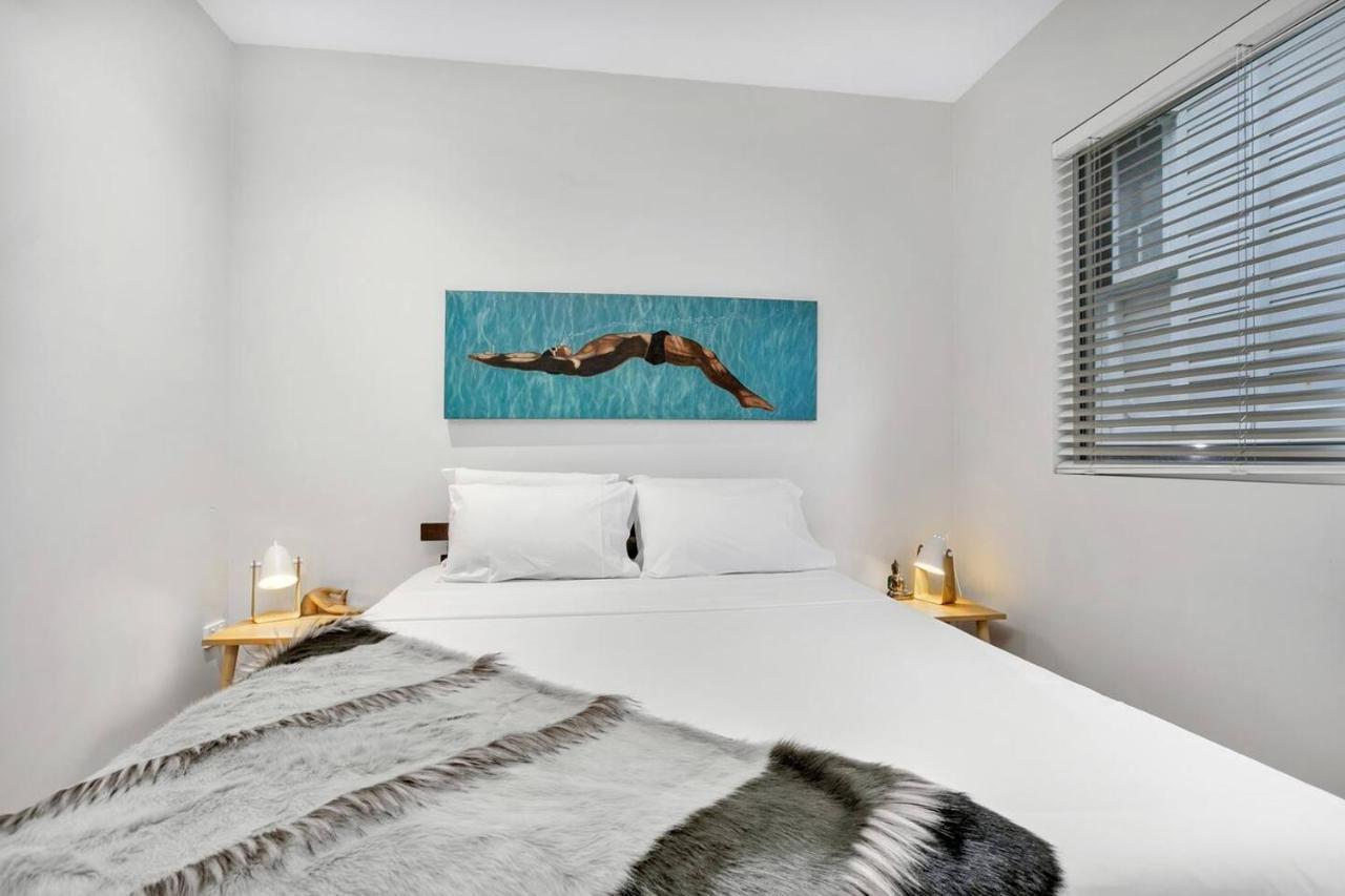 Modern Meets Tropical In Free-standing *