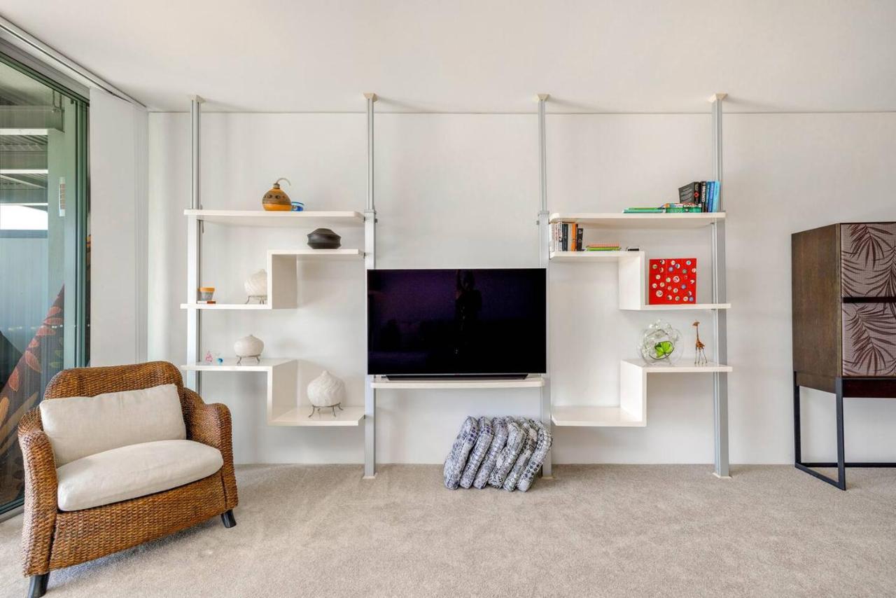 Coastal Charmer - Your Waterfront Sanctuary Apartamento