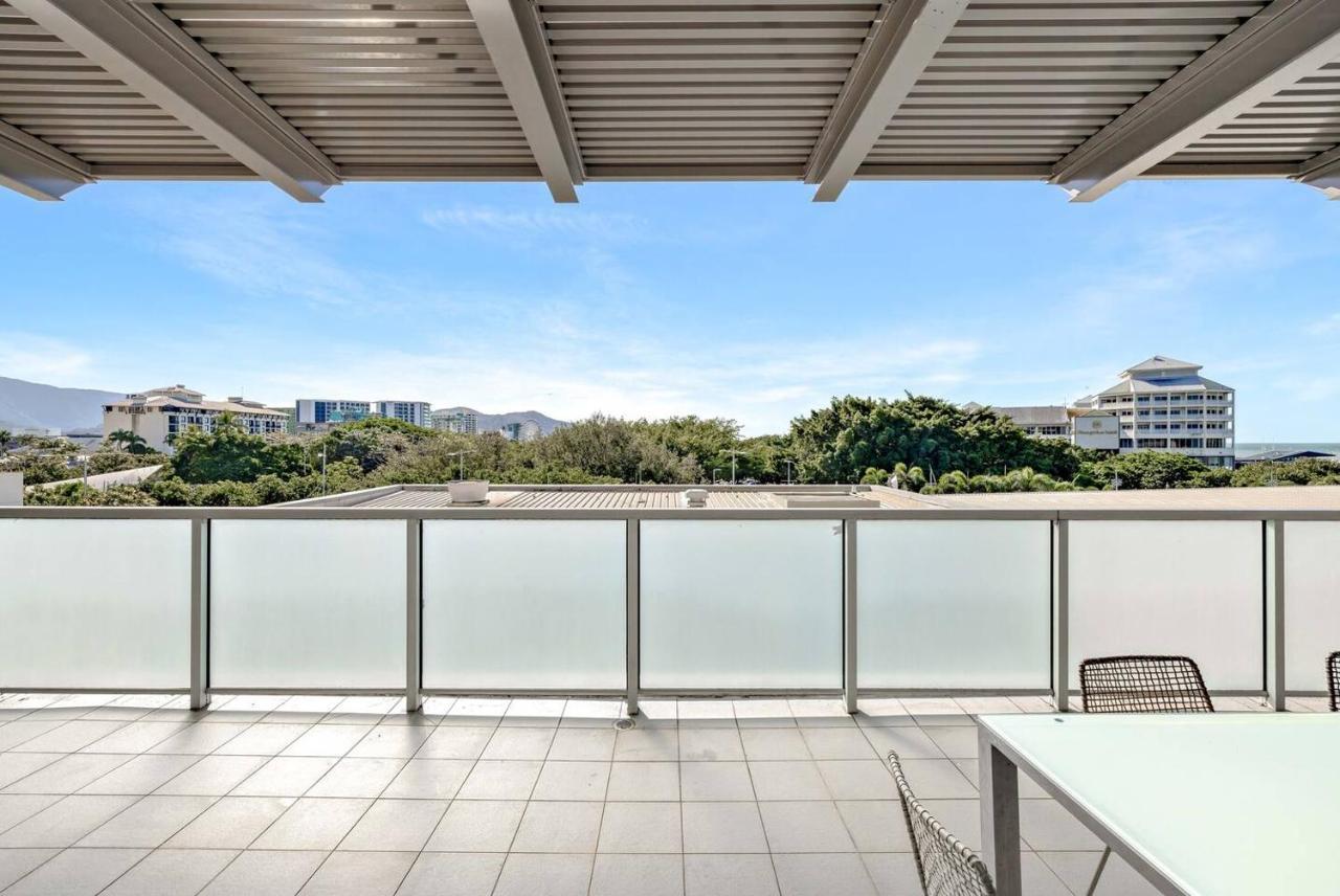 Coastal Charmer - Your Waterfront Sanctuary Apartamento Cairns