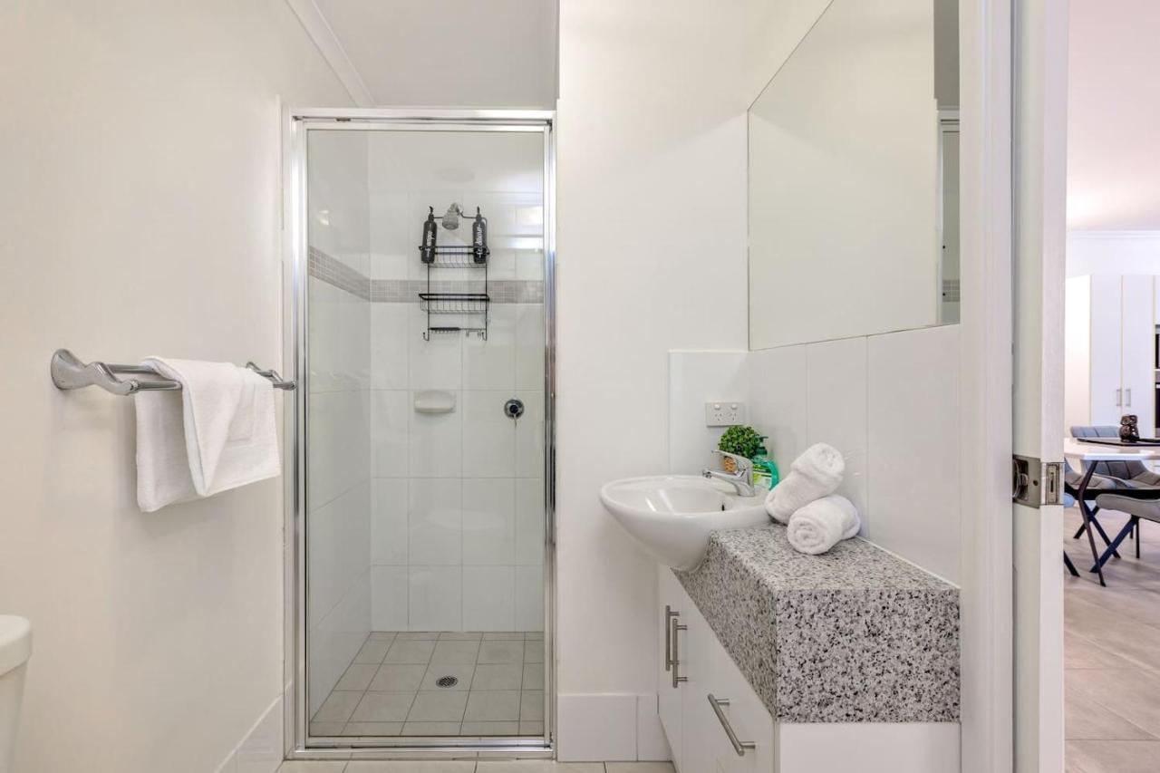 The Vibrant Tropics - Cairns' Palm-lined Paradise Apartment Cairns