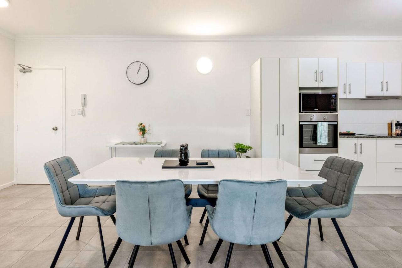 The Vibrant Tropics - Cairns' Palm-lined Paradise Apartment Cairns